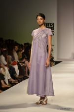 Model walk the ramp for Vaishali S Show at Wills Lifestyle India Fashion Week 2012 day 4 on 9th Oct 2012 (25).JPG